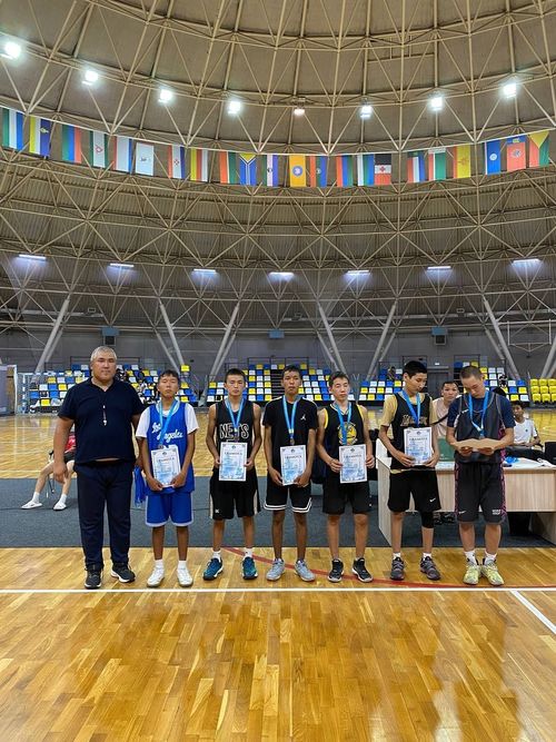 В Туве проходит Кубок Главы республики по баскетболу среди юношей и девушек