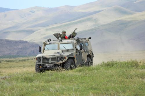 Участники конкурса АрМИ-2021 «Военное ралли» оттачивают мастерство в стрельбе из пулемета Калашникова с борта бронеавтомобиля «Тигр»