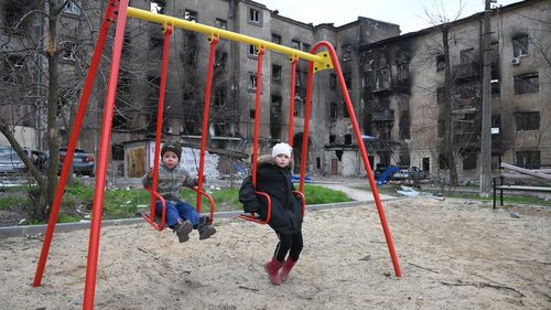В освобожденном от радикалов Мариуполе восстанавливают мирную жизнь