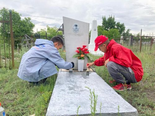 Активисты Народного фронта в Туве возложили цветы и привели в порядок заброшенные могилы ветеранов