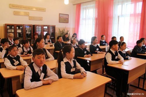 ӨӨРЕНИКЧИЛЕР ШКОЛАЖЕ БАРЫП ЭГЕЛЭЭН