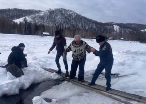 В Туве подростки и сотрудники МЧС России спасли провалившегося под тонкий лёд пожилого мужчину