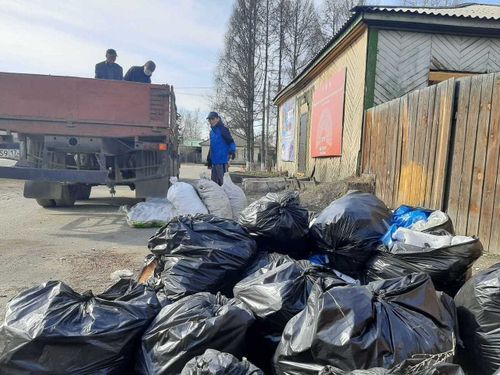 В Каа-Хеме продолжают вывозить мусор
