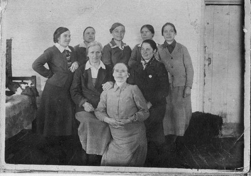 Девчонки в выцветших пилотках