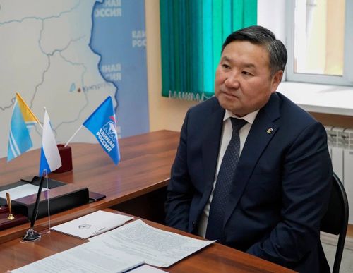 Глава Тувы Владислав Ховалыг провел в региональной Общественной приемной партии «Единая Россия» прием граждан