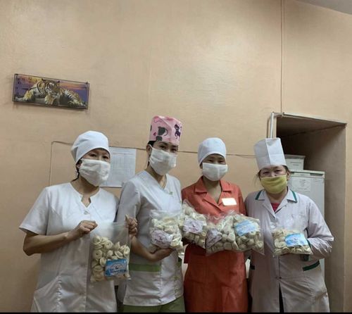 Пельмени - врачам, маски - нуждающимся 