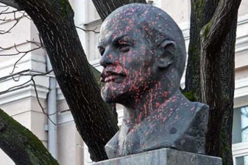 За уничтожение памятников вандалам грозит уголовное наказание 