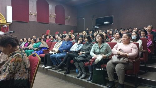 Карактыг кижи көрүп, кулактыг кижи дыңнап каар