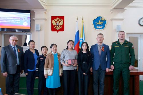 Семьям погибших в ходе специальной военной операции военнослужащих вручили ордена Мужества