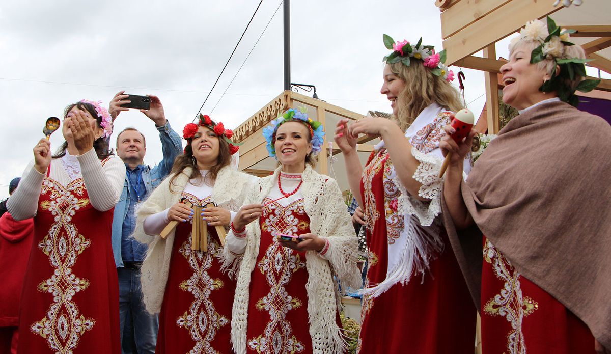 На праздничных улицах и подворьях