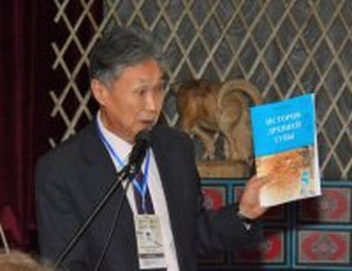 Директор ТИГПИ Вячеслав Март-оол представил сигнальный экземпляр учебного пособия «Древняя Тува» для 5-х классов