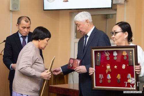 В Туве семьям павших в бою Героев вручены ордена Мужества