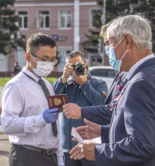 УДУМБАРА САРЫГЛАР: "ГОРЖУСЬ, ЧТО В ТАКОЙ ВАЖНЫЙ ДЕНЬ ПОЛУЧАЮ ПАСПОРТ ГРАЖДАНИНА РОССИИ!"