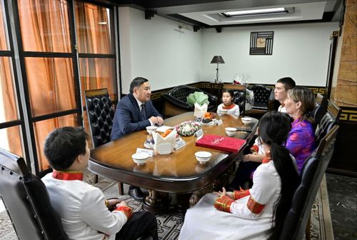 Глава Тувы встретился с многодетной семьей накануне Дня матери