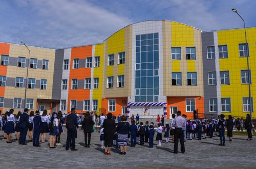 День знаний отметили в новой школе в ЛДО