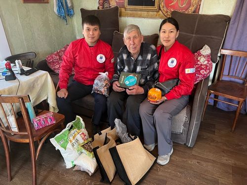 В гостях у ветерана побывали школьники Кызыла