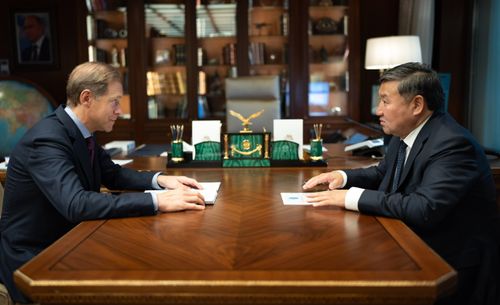 Владислав Ховалыг Тываны хөгжүдериниң кол төлевилелдерин боттандырар айтырыглар талазы-биле ажылдап турар