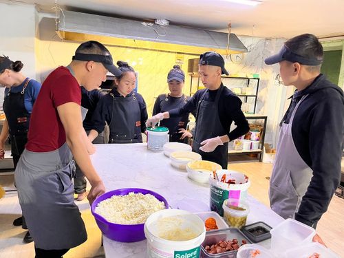 Студенты ТувГУ осваивают производство пиццы и роллов