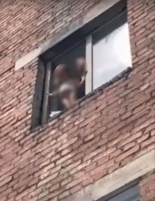 В Кызыле бдительные граждане спасли девочек, играющих на подоконнике окна на третьем этаже