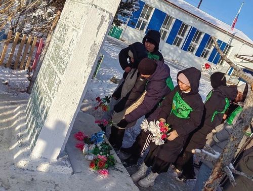 Ученики с. Булун-Терек почтили память Героев