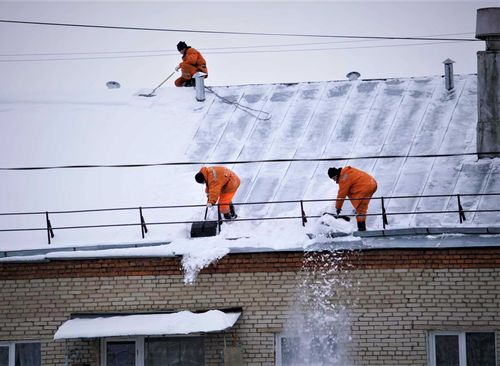 В столице Тувы от снега очистили 92 крыши