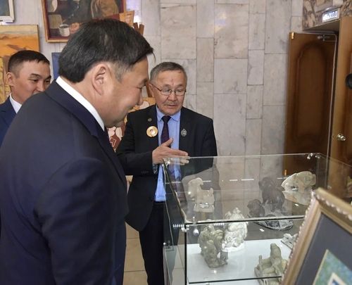 Глава Тувы поздравил камнерезов республики с профессиональным праздником