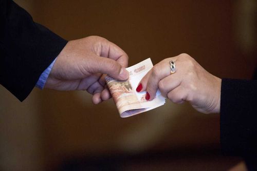 В Туве подозревают заведующую садика во взяточничестве