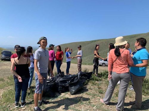 В Туве «ЭкоЛидеры» очистили от мусора священную гору Догээ 