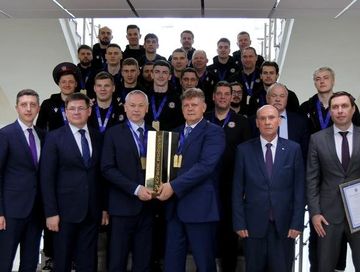 Полномочный представитель поздравил тренерский штаб и команду волейбольного клуба «Локомотив» с победой в Кубке России