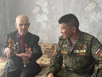 В Туве участник СВО Чаян Чымба навестил ветерана Великой Отечественной войны Кирилла Маркова