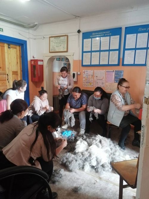 В Монгун-Тайге вяжут теплые носки