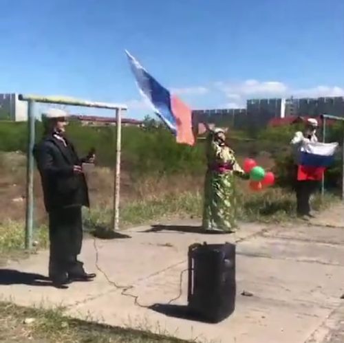 ЖИТЕЛИ АНГАРСКОГО БУЛЬВАРА СПЕЛИ "ДЕНЬ ПОБЕДЫ"