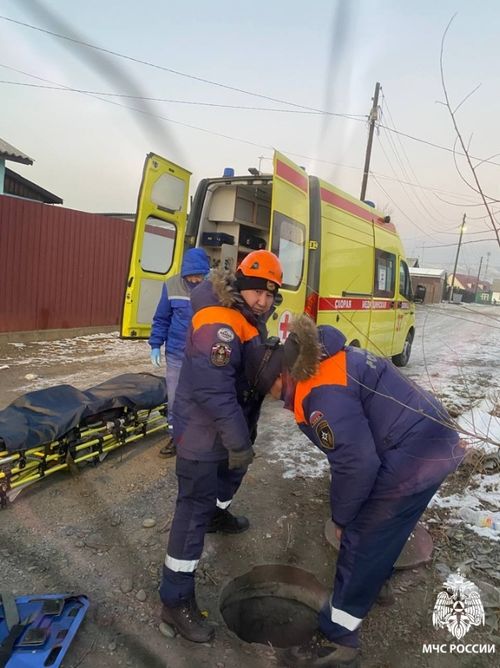 В Туве спасатели МЧС извлекли мужчину из канализационного люка
