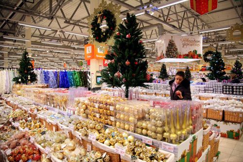 Игрушки, мандарины и хлопушки: сколько новогодних товаров поступило в Сибирь?