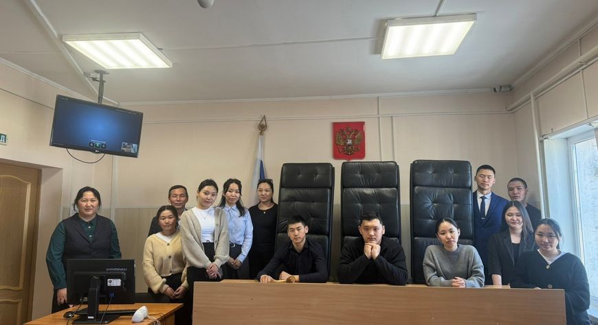 В Овюрском районном суде организовали экскурсию для местных выпускников