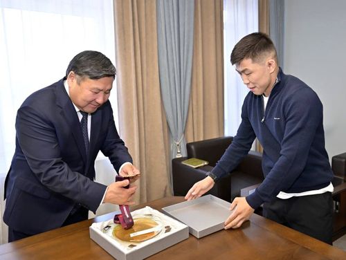 Глава Тувы Владислав Ховалыг наградил чемпиона Европы по спортивной борьбе Начына Монгуша медалью «За заслуги перед Республикой Тыва».