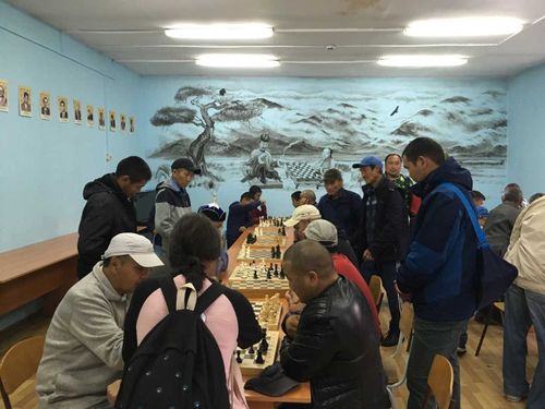 В Туве стартовал республиканский турнир по тувинским шахматам «Хол-шыдыраа» посвящённый к Наадыму 