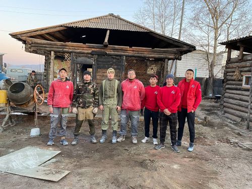 «Молодёжка ОНФ» в Тыве помогает восстановить дом погорельцам из села Балгазын