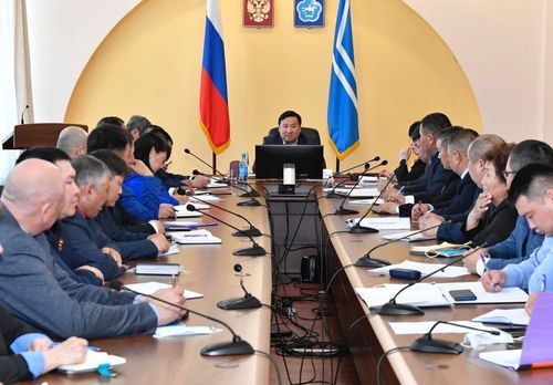 Врио Главы Тувы Владислав Ховалыг встретился  с руководителями муниципалитетов и полномочными представителями в районах