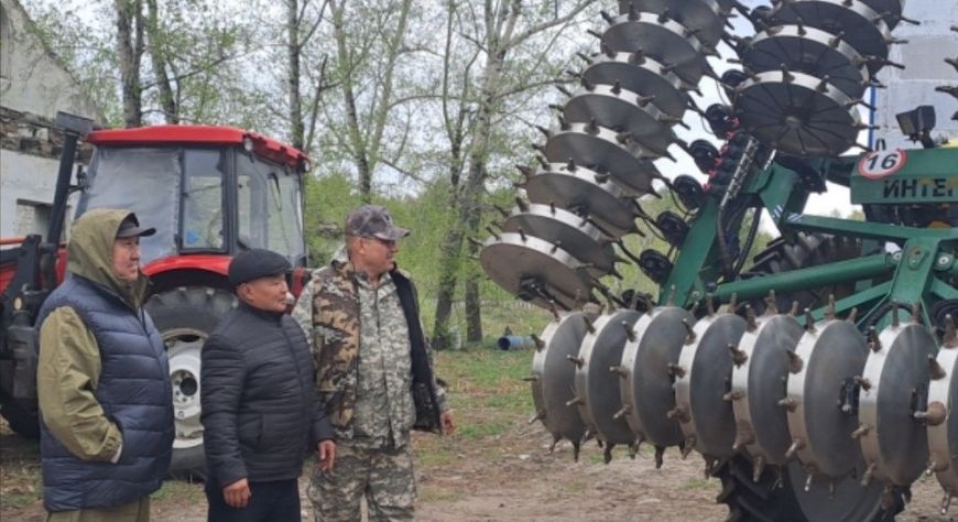 Министр сельского хозяйства Юрий Оруспай провел проверку на поле МТС «Центральная» в Тандинском районе