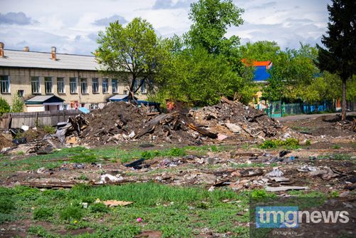 Микрорайон «Горный» утопает в мусоре. Проблему обещают решить к 31 мая