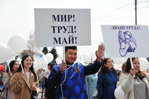 В Кызыле в параде-шествии, посвященном 1 мая, приняли участие 42 трудовых коллектива республики.