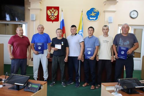 В Верховном Хурале Тувы наградили водителей-мастеров, которые обслуживают автомобили для нужд СВО