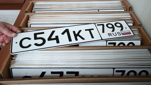 Флаг России станет обязательным на автомобильных номерах к концу года