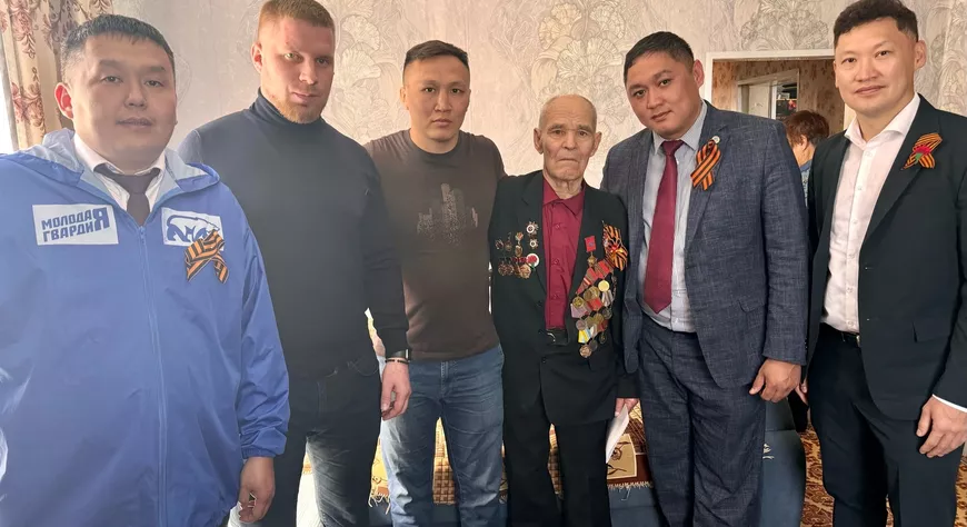 В Туве «Единая Россия» поздравила ветерана с Днем Победы на дому
