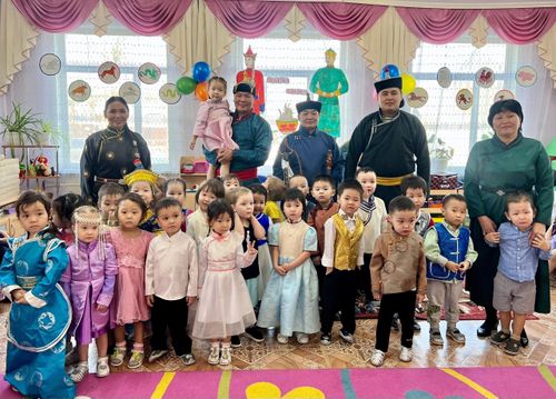 Сотрудники Центра тувинской культуры знакомят детсадовцев с традициями Шагаа