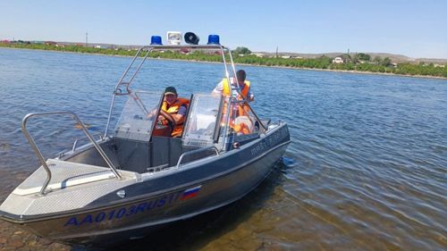 Сугга айыыл чок чорук дүрүмүн сагыыр. / Ажы-төлдүң айыыл чок чоруу.