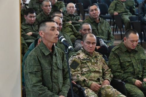 В. Ховалыг шеригже кыйгыртканнар-биле ужурашкан.