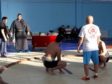 Амыр-Санаа Даваа раскрыл секреты мастерства юным сумоистам