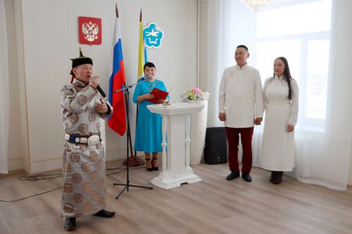 Депутаты Верховного Хурала поздравили первых молодоженов 2026 года Улуг-Хемского района